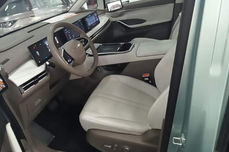 Used SAIC MAXUS Dajia 7 2024 605 km Extended Range Highland Version Six-Seater Left Front Seat