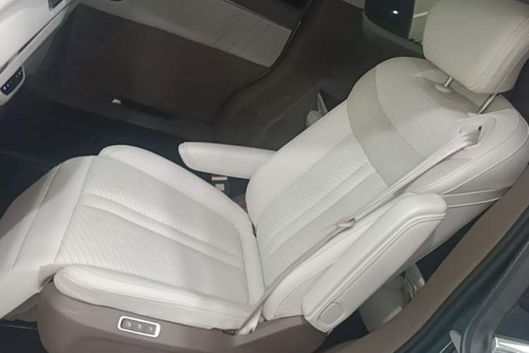 Used SAIC MAXUS Dajia 7 2024 605 km Extended Range Highland Version Six-Seater Left Rear Seat