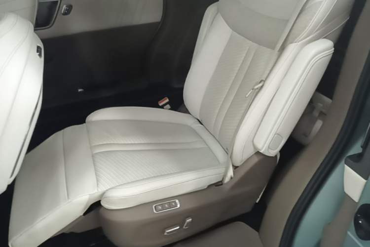 Used SAIC MAXUS Dajia 7 2024 605 km Extended Range Highland Version Six-Seater Left Rear Seat