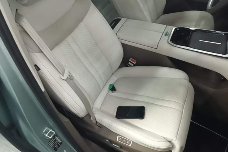 Used SAIC MAXUS Dajia 7 2024 605 km Extended Range Highland Version Six-Seater Right Front Seat