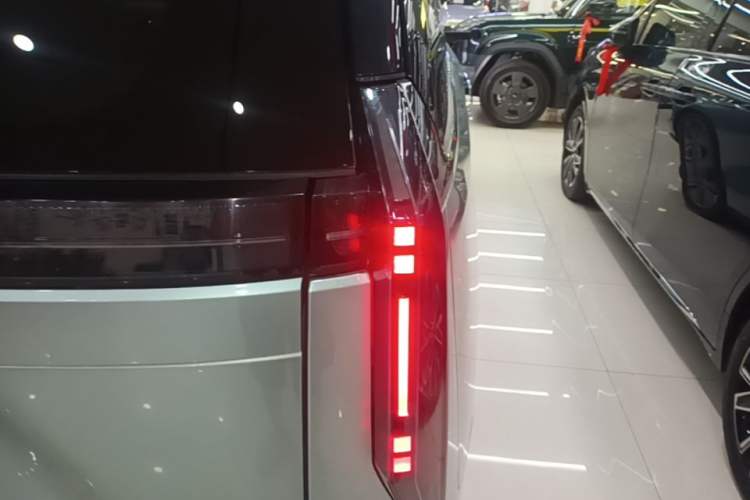 Used SAIC MAXUS Dajia 7 2024 605 km Extended Range Highland Version Six-Seater Right Rear Taillight