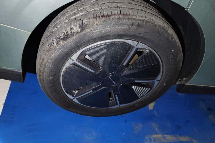 Used SAIC MAXUS Dajia 7 2024 Revised Version Super Hybrid Long-Range Edition Enjoyment Version Right Rear Wheel Hub