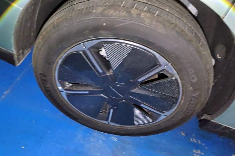 Used SAIC MAXUS Dajia 7 2024 Revised Version Super Hybrid Long-Range Edition Enjoyment Version Right Rear Wheel Hub