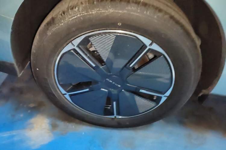 Used SAIC MAXUS Dajia 7 2024 Revised Version Super Hybrid Long-Range Edition Enjoyment Version Right Rear Wheel Hub