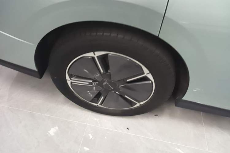 Used SAIC MAXUS Dajia 7 2024 605 km Extended Range Highland Version Six-Seater Right Rear Wheel Hub