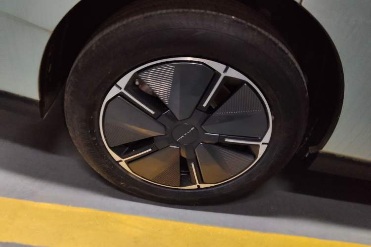 Used SAIC MAXUS Dajia 7 2024 Revised Version Super Hybrid Long-Range Edition Enjoyment Version Right Rear Wheel Hub
