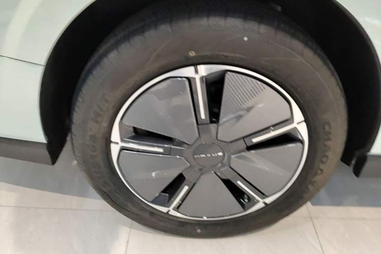 Used SAIC MAXUS Dajia 7 2024 Revised Version Super Hybrid Long-Range Edition Enjoyment Version Right Rear Wheel Hub