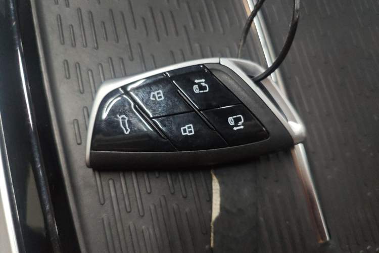 Used SAIC MAXUS Dajia 7 2024 605 km Extended Range Highland Version Six-Seater Vehicle Key