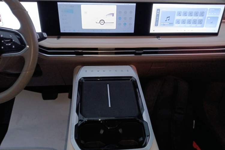 Used SAIC MAXUS Dajia 7 2024 605 km Extended Range Mountain Edition 7-Seater Audio And AC Panel