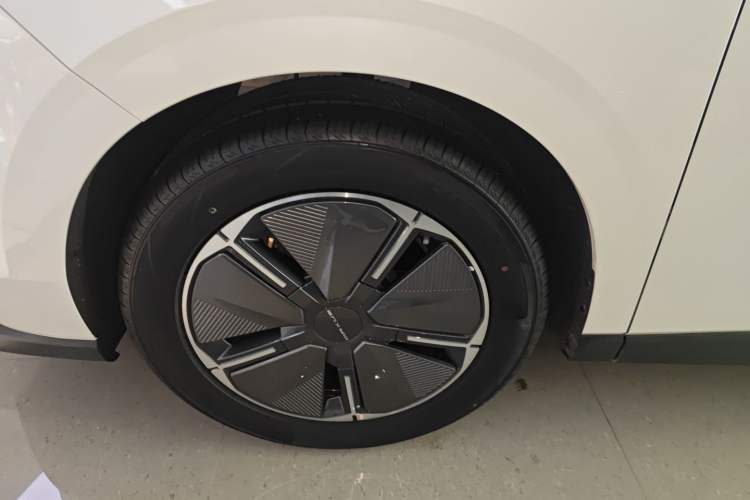 Used SAIC MAXUS Dajia 7 2024 Revised Version Super Hybrid Long-Range Edition Enjoyment Version Left Front Wheel Hub
