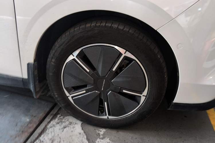 Used SAIC MAXUS Dajia 7 2024 605 km Extended Range Highland Version Six-Seater Right Front Wheel Hub