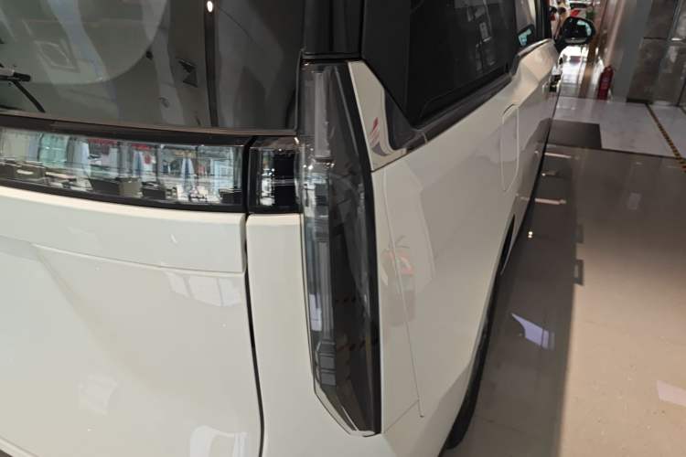 Used SAIC MAXUS Dajia 7 2024 Revised Version Super Hybrid Long-Range Edition Enjoyment Version Right Rear Taillight