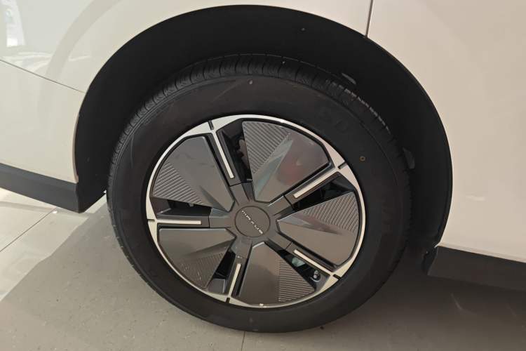Used SAIC MAXUS Dajia 7 2024 Revised Version Super Hybrid Long-Range Edition Enjoyment Version Right Rear Wheel Hub