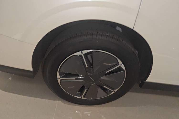 Used SAIC MAXUS Dajia 7 2024 Revised Version Super Hybrid Long-Range Edition Enjoyment Version Right Rear Wheel Hub