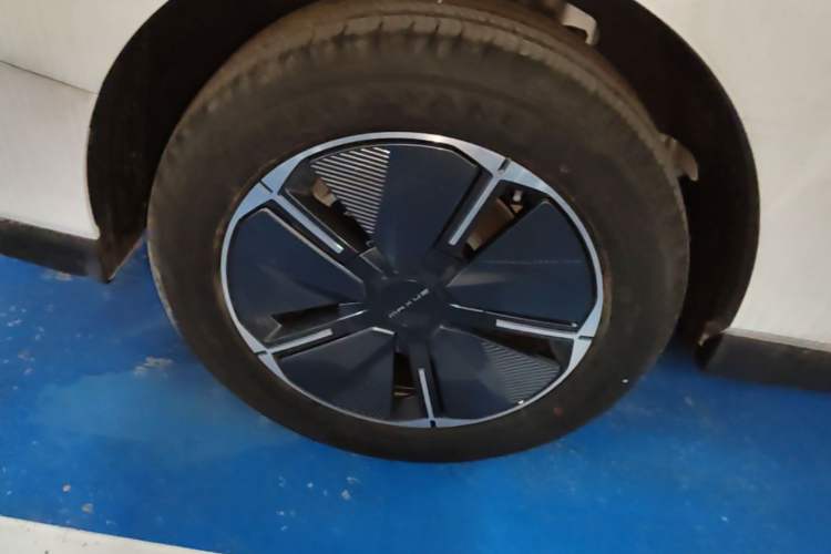 Used SAIC MAXUS Dajia 7 2024 Revised Version Super Hybrid Long-Range Edition Enjoyment Version Right Rear Wheel Hub