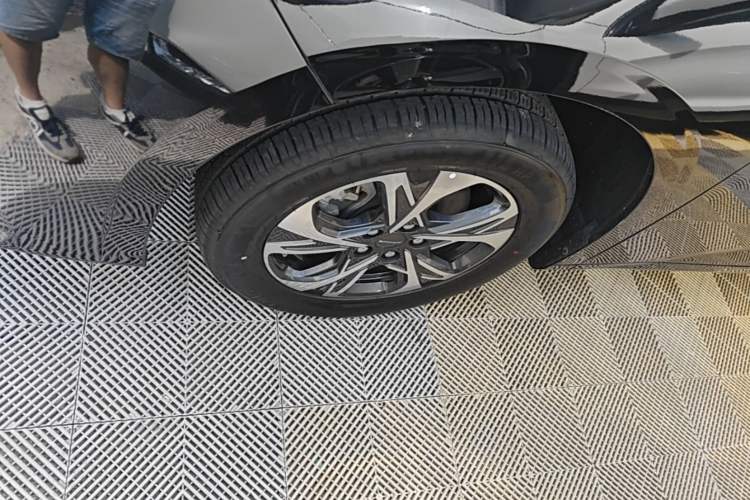 Used SAIC MAXUS Dajia 9 2022 Long-Range Oasis 7-Seater Version Left Front Wheel Hub
