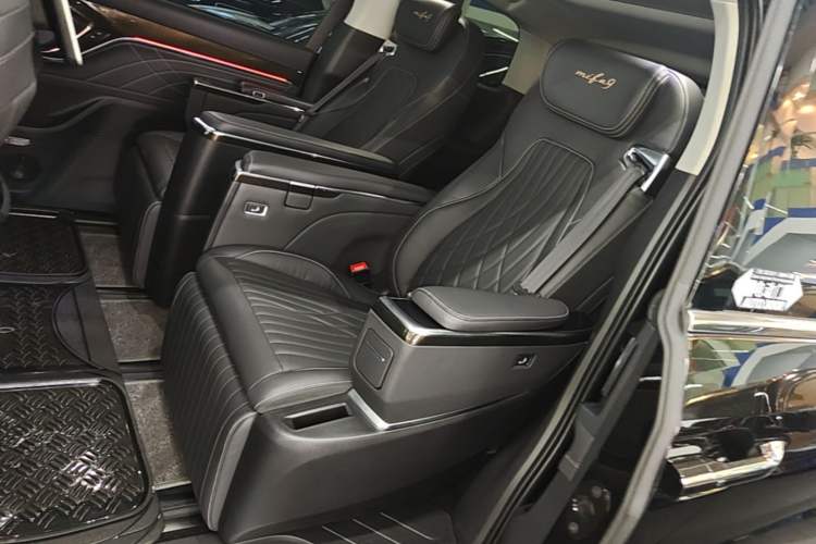 Used SAIC MAXUS Dajia 9 2022 Long-Range High-Mountain Six-Seater Version Left Rear Seat