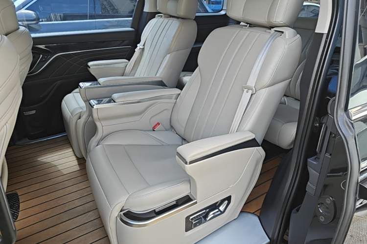 Used SAIC MAXUS Dajia 9 2022 Long-Range Oasis 7-Seater Version Left Rear Seat