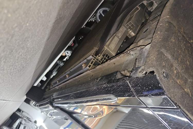 Used SAIC MAXUS Dajia 9 2022 Long-Range High-Mountain Six-Seater Version Left Side Sill