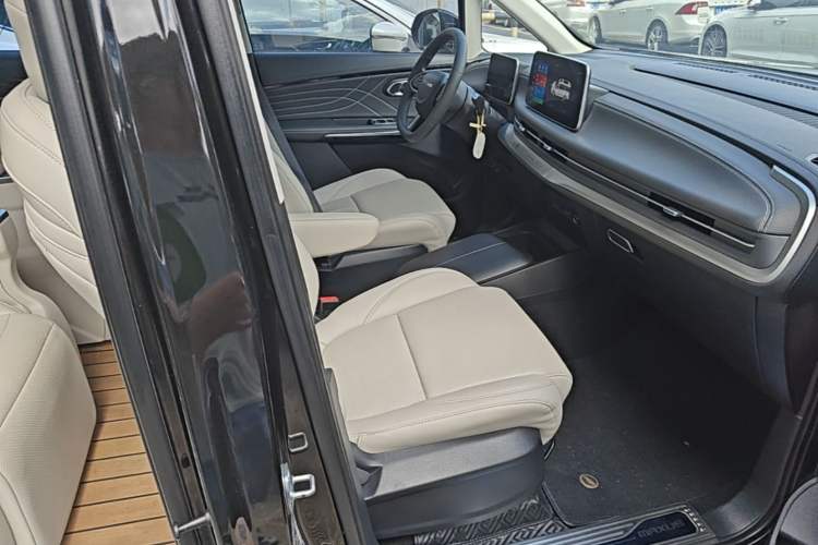 Used SAIC MAXUS Dajia 9 2022 Long-Range Oasis 7-Seater Version Right Front Seat