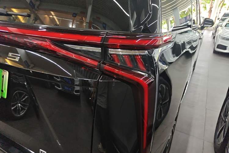 Used SAIC MAXUS Dajia 9 2022 Long-Range High-Mountain Six-Seater Version Right Rear Taillight
