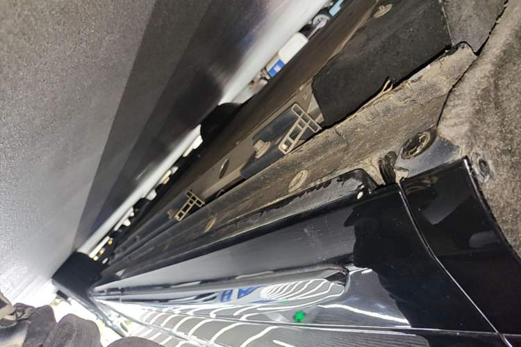 Used SAIC MAXUS Dajia 9 2022 Long-Range High-Mountain Six-Seater Version Right Side Sill