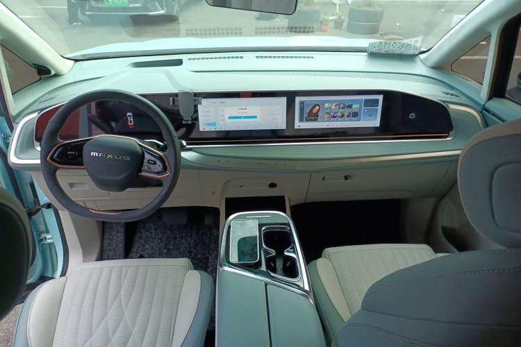 Used SAIC MAXUS Dajia 9 2022 Long-Range High-Mountain Six-Seater Version Center Console