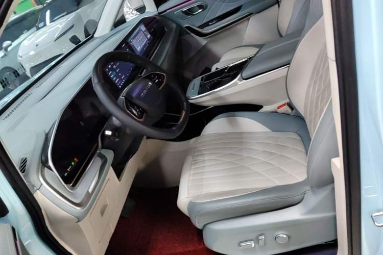 Used SAIC MAXUS Dajia 9 2022 Long-Range Forest Seven-Seater Version Left Front Seat