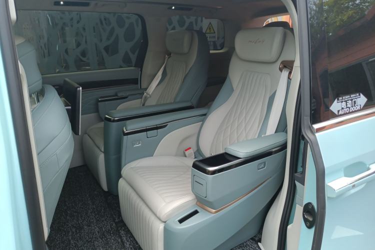 Used SAIC MAXUS Dajia 9 2022 Long-Range High-Mountain Six-Seater Version Left Rear Seat