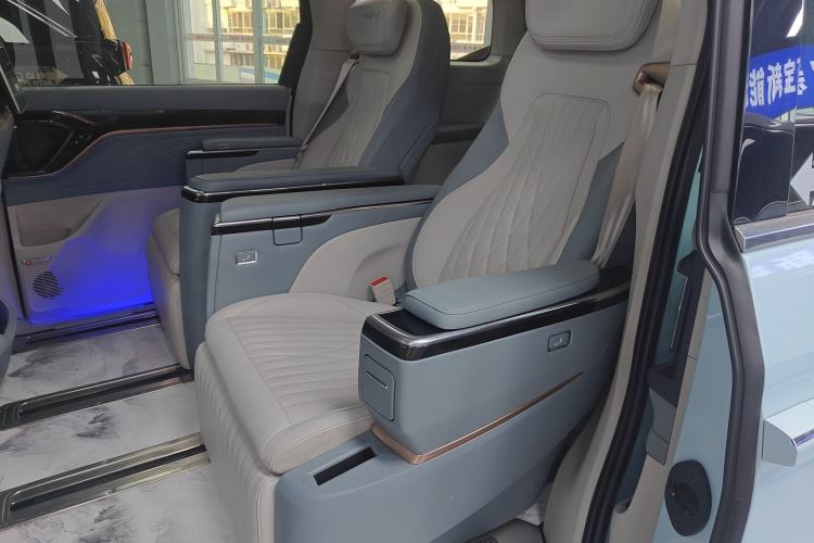 Used SAIC MAXUS Dajia 9 2022 Long-Range High-Mountain 7-Seater Version Left Rear Seat