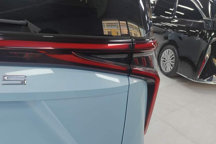 Used SAIC MAXUS Dajia 9 2022 Long-Range High-Mountain 7-Seater Version Right Rear Taillight