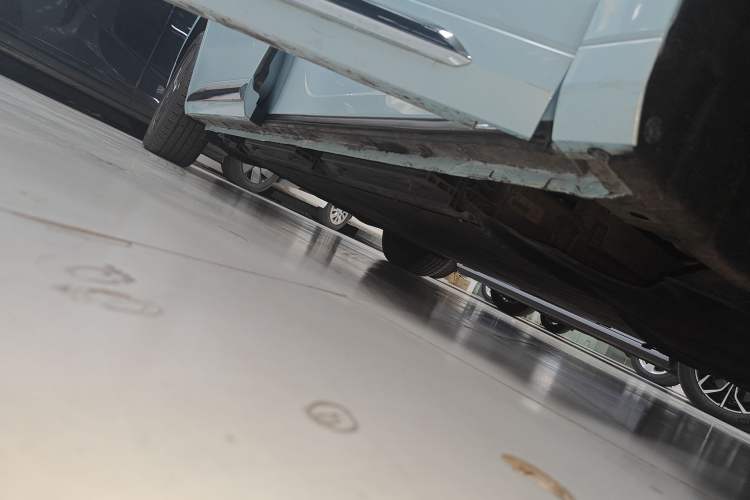 Used SAIC MAXUS Dajia 9 2022 Long-Range High-Mountain 7-Seater Version Right Side Sill