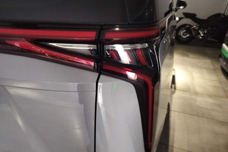 Used SAIC MAXUS Dajia 9 2022 Long-Range High-Mountain Six-Seater Version Exterior 3