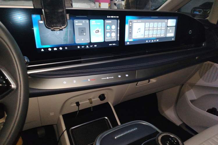 Used SAIC MAXUS Dajia 9 2022 Long-Range Ranch 7-Seater Version Audio And AC Panel