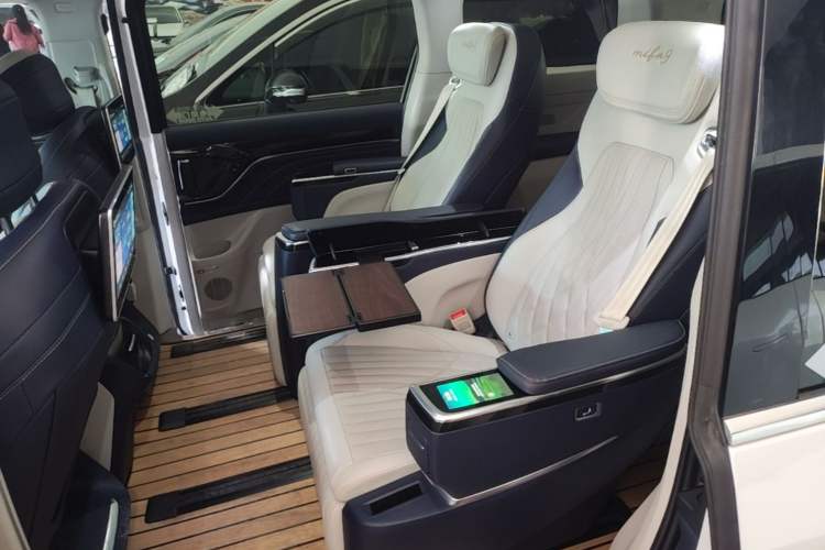 Used SAIC MAXUS Dajia 9 2022 Long-Range High-Mountain 7-Seater Version Left Rear Seat