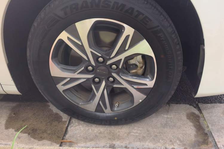 Used SAIC MAXUS Dajia 9 2022 Long-Range Ranch 7-Seater Version Right Front Wheel Hub