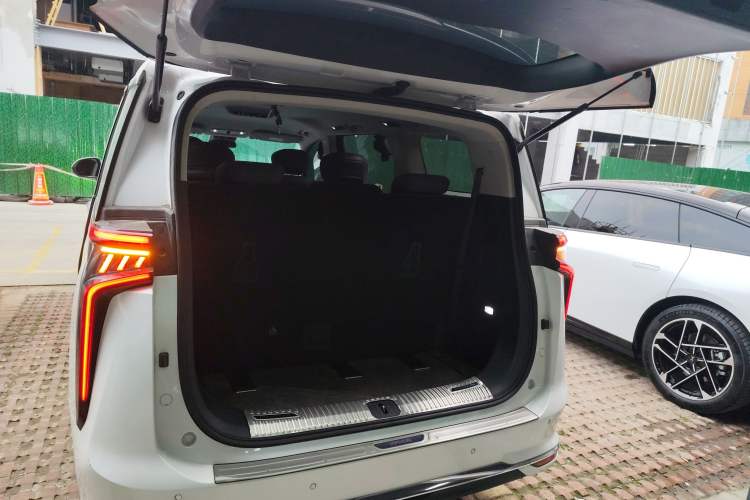 Used SAIC MAXUS Dajia 9 2023 Standard Range Oasis 7-Seater Version Trunk