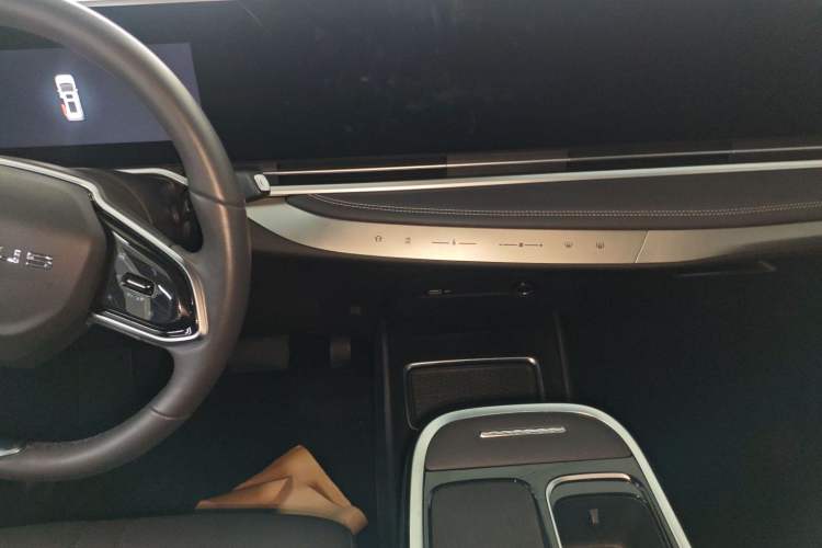 Used SAIC MAXUS Dajia 9 2024 Super Hybrid Ultra-Long Range Mountain Edition 7-Seater Audio And AC Panel