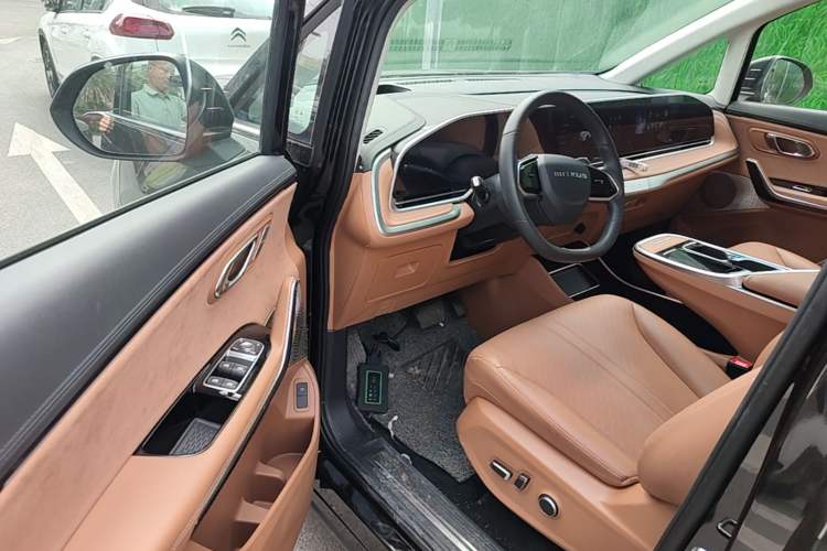 Used SAIC MAXUS Dajia 9 2024 Super Hybrid Ultra-Long Range Mountain Edition 7-Seater Driver Seat
