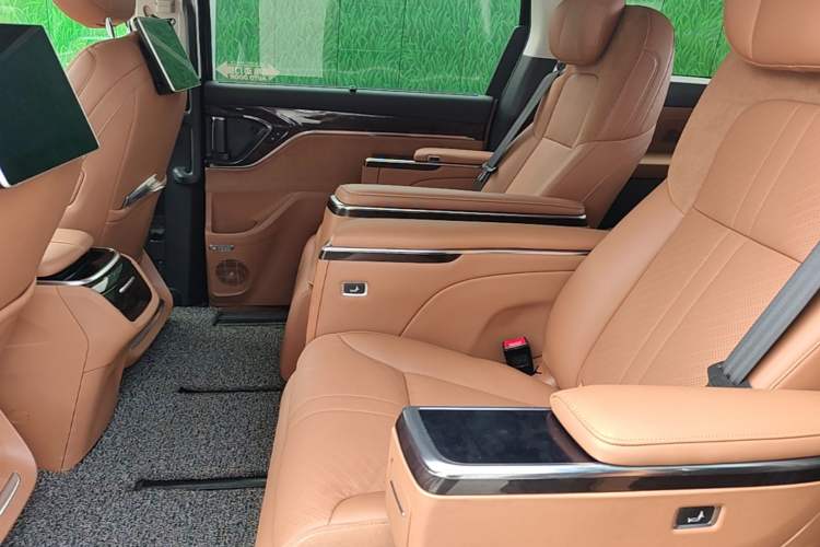 Used SAIC MAXUS Dajia 9 2024 Super Hybrid Ultra-Long Range Mountain Edition 7-Seater Left Rear Seat