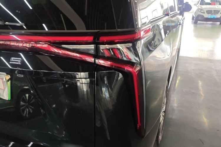 Used SAIC MAXUS Dajia 9 2024 Super Hybrid Ultra-Long Range Mountain Edition 7-Seater Right Rear Taillight