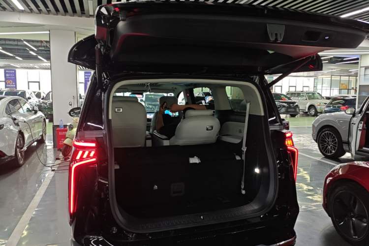 Used SAIC MAXUS Dajia 9 2024 Super Hybrid Ultra-Long Range Mountain Edition 7-Seater Trunk