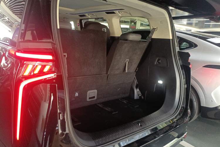 Used SAIC MAXUS Dajia 9 2024 Super Hybrid Ultra-Long Range Mountain Edition 7-Seater Trunk