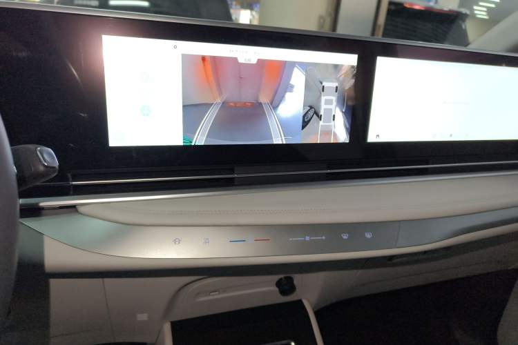 Used SAIC MAXUS Dajia 9 2024 Super Hybrid Long-Range Forest Edition 7-Seater Audio And AC Panel