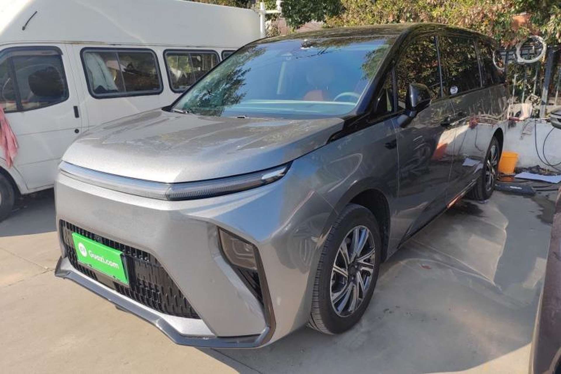 Used SAIC MAXUS Dajia 9 2024 Super Hybrid Ultra-Long Range Forest Edition 7-Seater Front Left 45 Deg