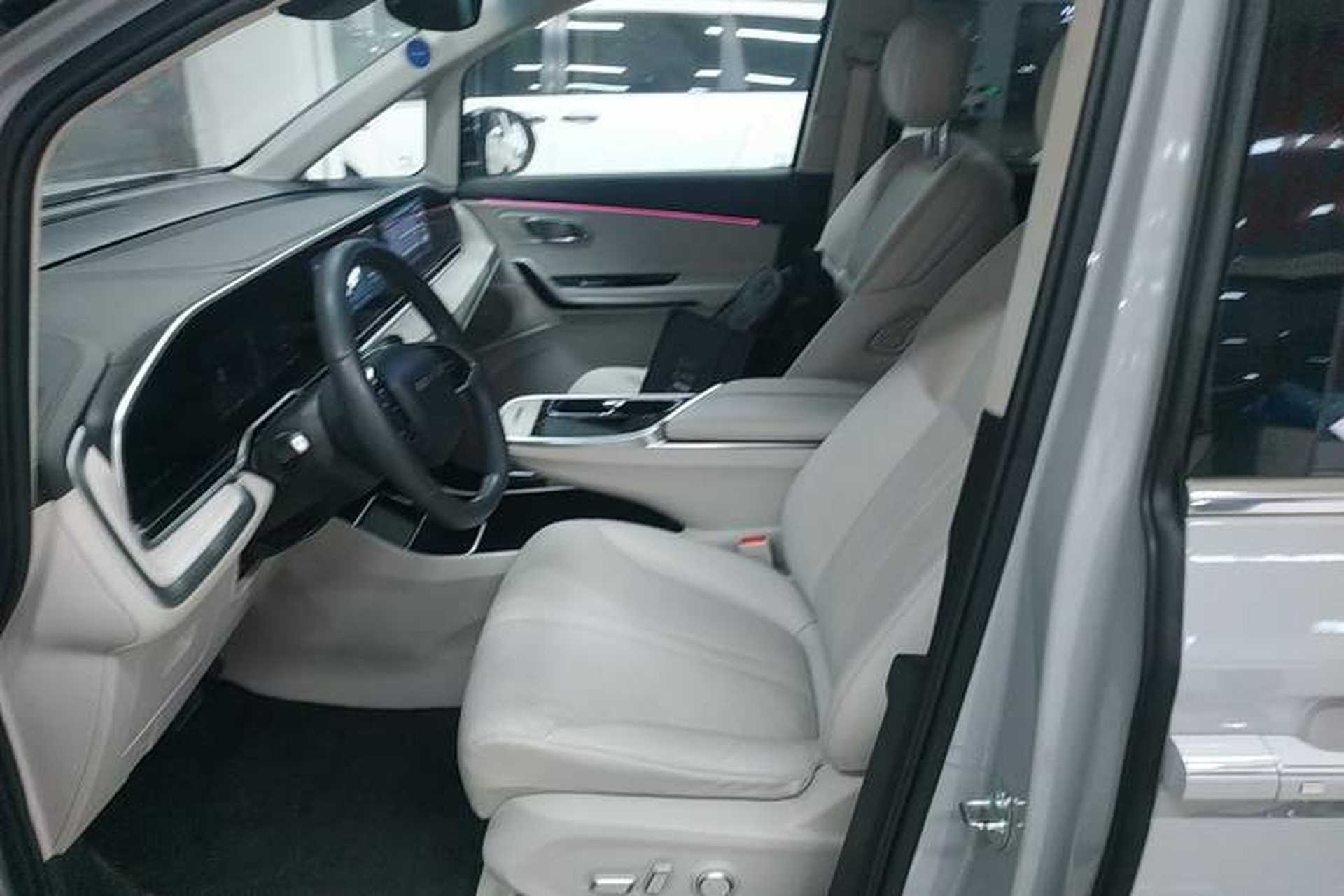 Used SAIC MAXUS Dajia 9 2024 Super Hybrid Long-Range Forest Edition 7-Seater Left Front Seat
