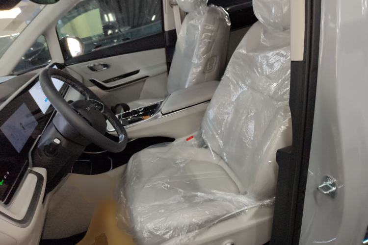 Used SAIC MAXUS Dajia 9 2024 Super Hybrid Long-Range Forest Edition 7-Seater Left Front Seat