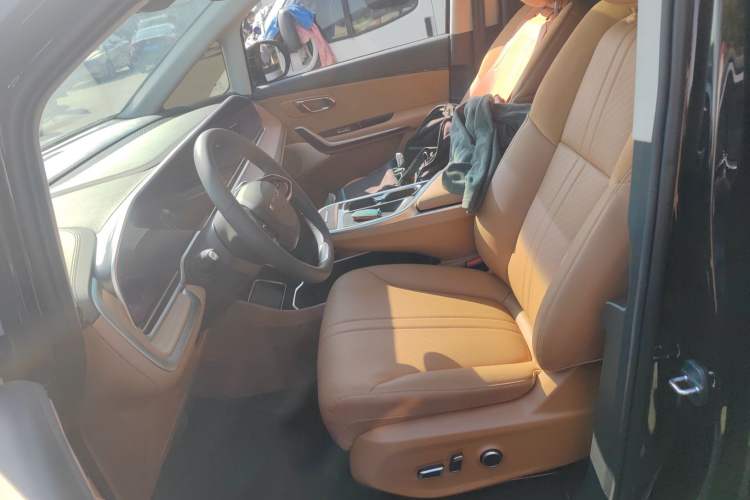 Used SAIC MAXUS Dajia 9 2024 Super Hybrid Ultra-Long Range Forest Edition 7-Seater Left Front Seat