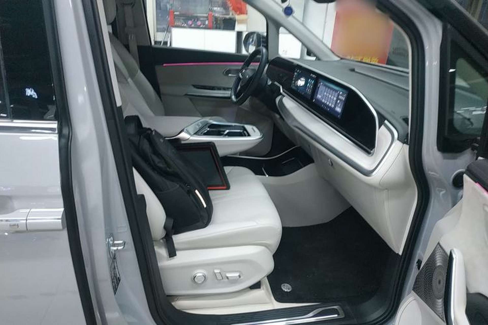 Used SAIC MAXUS Dajia 9 2024 Super Hybrid Long-Range Forest Edition 7-Seater Right Front Seat