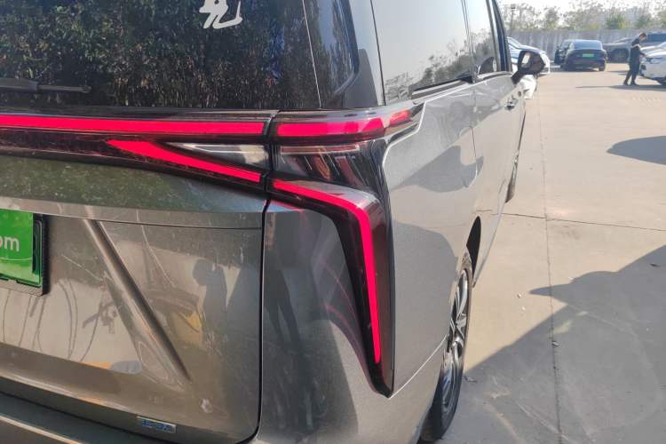 Used SAIC MAXUS Dajia 9 2024 Super Hybrid Ultra-Long Range Forest Edition 7-Seater Right Rear Taillight